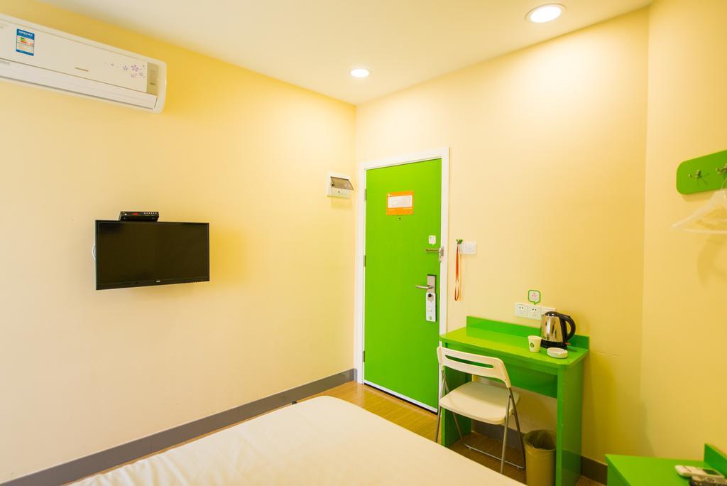 Hotel Hi Caoyang Road Metro Station